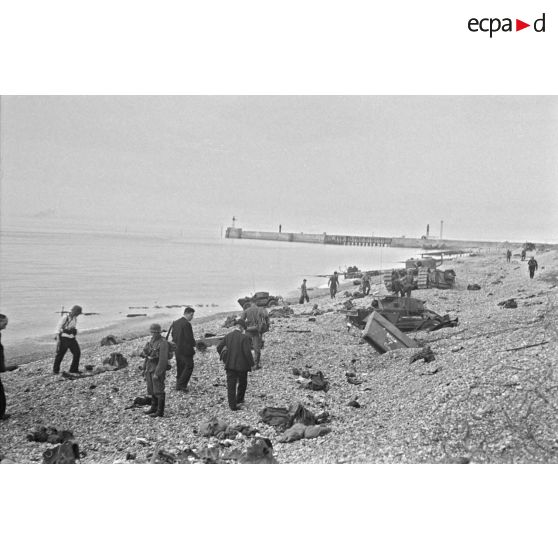 La plage de Dieppe après la tentative de débarquement canadienne prévue lors de l'opération Jubilee.