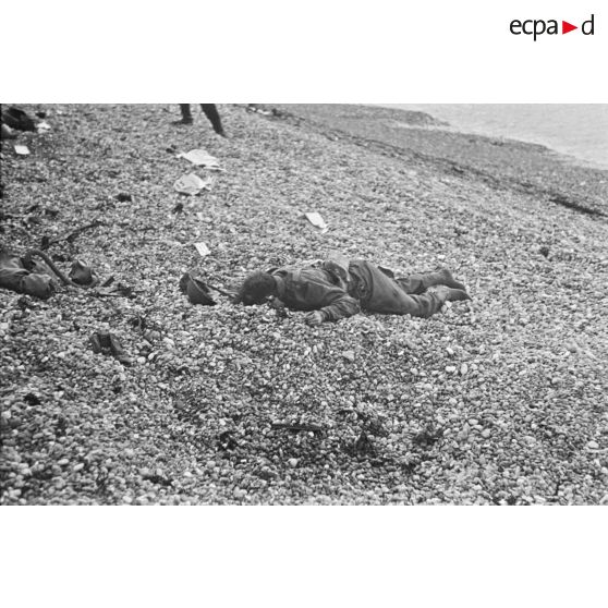 Cadavre de soldat canadien sur le plage de Dieppe peu après le débarquement prévue lors de l'opération Jubilee.