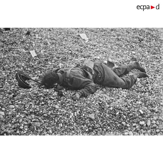 Cadavre de soldat canadien sur le plage de Dieppe peu après le débarquement prévue lors de l'opération Jubilee.