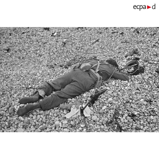 Cadavre de soldat canadien sur le plage de Dieppe peu après le débarquement prévue lors de l'opération Jubilee.