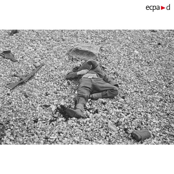 Cadavre de soldat canadien sur le plage de Dieppe peu après le débarquement prévue lors de l'opération Jubilee.