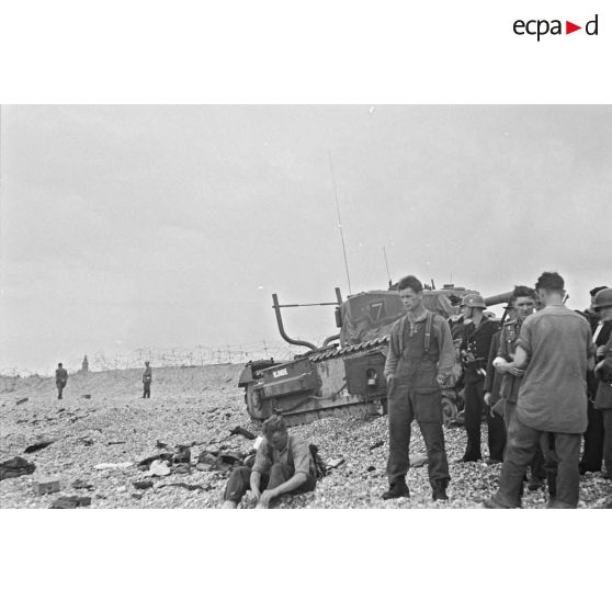 Char Churchill baptisé Blondie appartenant au 14th Canadian Army Tank Regiment détruit sur la plage de Dieppe (Opération Jubilee).