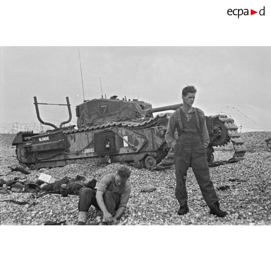 Char Churchill baptisé Blondie appartenant au 14th Canadian Army Tank Regiment détruit sur la plage de Dieppe (Opération Jubilee).