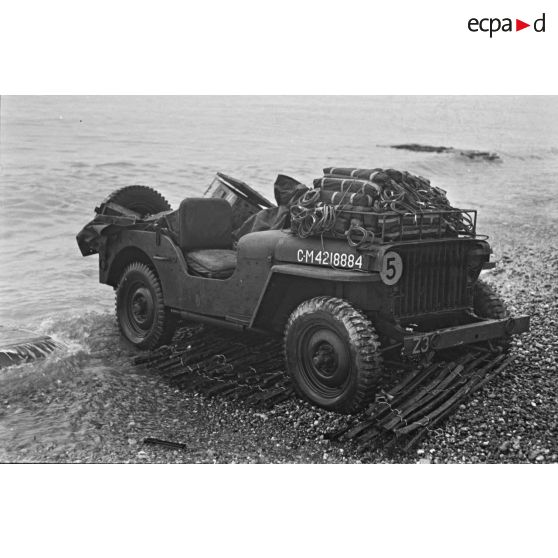 Jeep Blitz Buggy d'une unité du Génie canadien, le capot du véhicule est chargé d'explosif, sous les roues un dispositif permet d'aider la véhicule à progresser sur les galets.