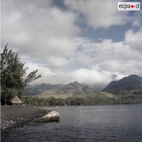 Rivage et paysage montagneux de Tahiti.