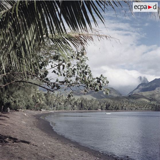 Rivage et paysage montagneux de Tahiti.