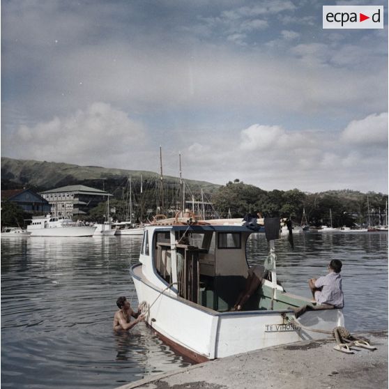 Port de plaisance et entretien d'un canot à Tahiti.