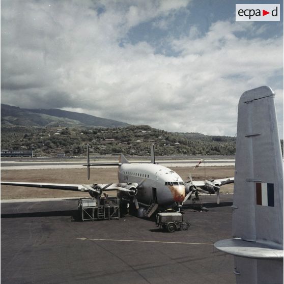 Avion de transport Breguet Deux-Ponts en maintenance à l'aéroport de Faa'a.