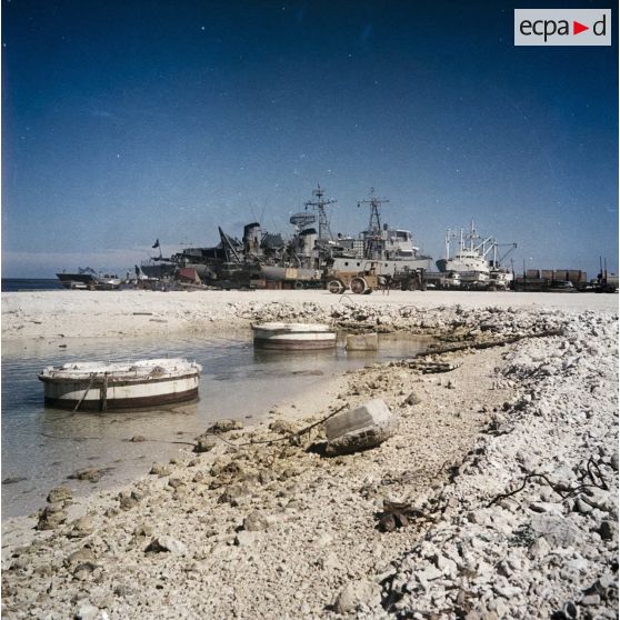 Bâtiments de la Marine nationale amarrés dans le lagon et activités portuaires.