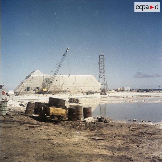 Construction du bunker du poste d'enregistrement avancé (PEA) Denise [ou Dindon] et d'une antenne de transmission à Moruroa.