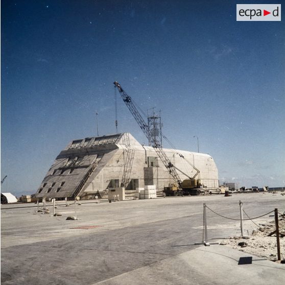 Construction du bunker du poste d'enregistrement avancé (PEA) Denise [ou Dindon] et d'une antenne de transmission à Moruroa.