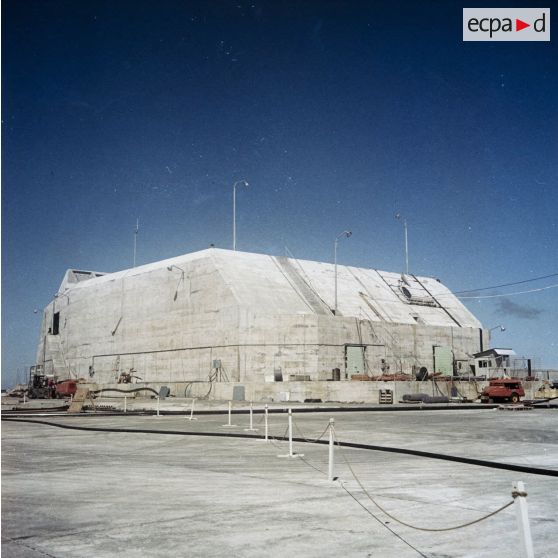 Construction du bunker du poste d'enregistrement avancé (PEA) Denise [ou Dindon] à Moruroa.