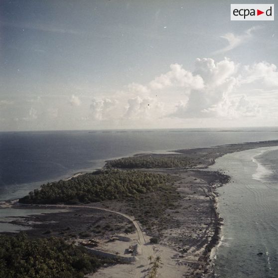 Vue aérienne de l'atoll de Moruroa.