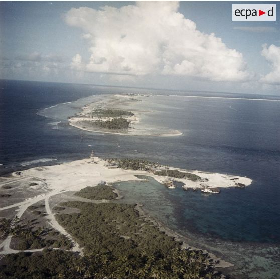 Vue aérienne de la passe de l'atoll de Moruroa.