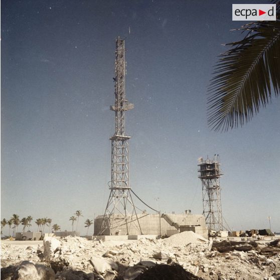 Poste de commande de tir (PCT) Anémone et antenne de transmission sur l'atoll de Moruroa.