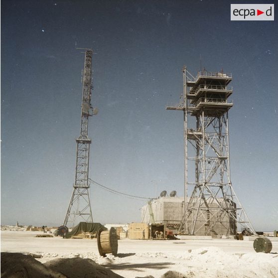 Poste de commande de tir (PCT) Anémone et antenne de transmission sur l'atoll de Moruroa.