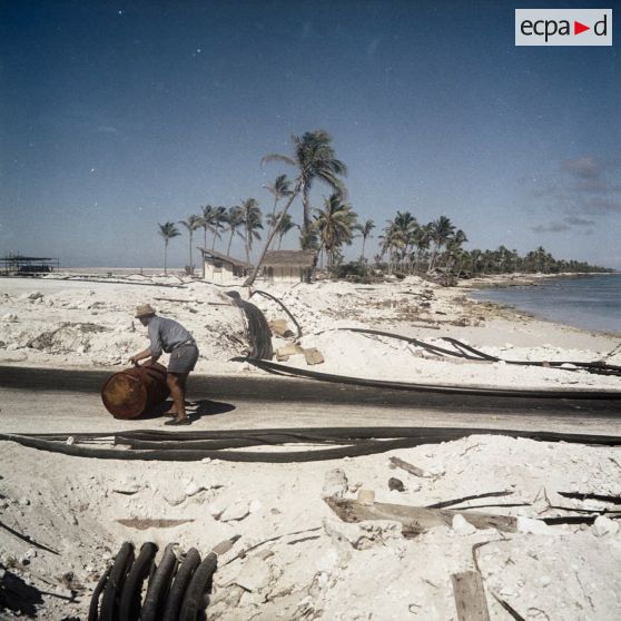 Câbles de transmission déployés sur l'atoll de Moruroa.