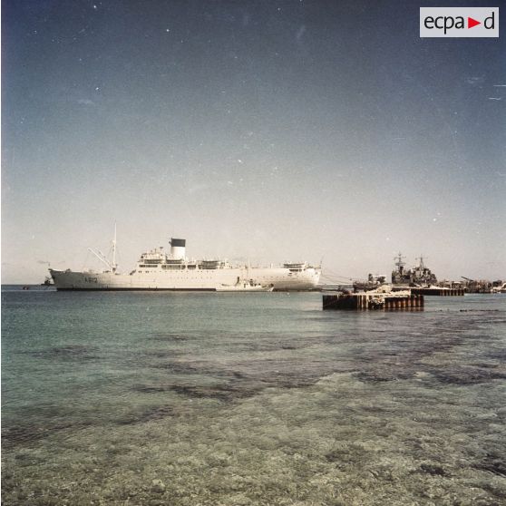 Bâtiments de la Marine nationale amarrés dans le lagon, dont le bâtiment base Médoc (A612, ex Sidi-Ferruch).