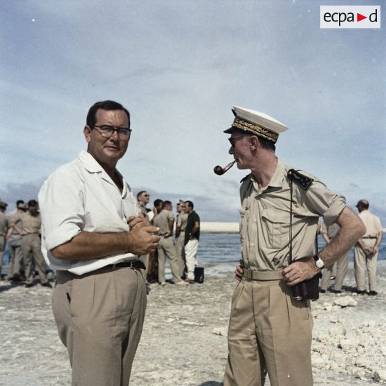 Le général de corps aérien Jean Thiry, directeur des centres d'expérimentations nucléaires (DIRCEN), aux côtés d'un responsable civil sur l'atoll de Moruroa.