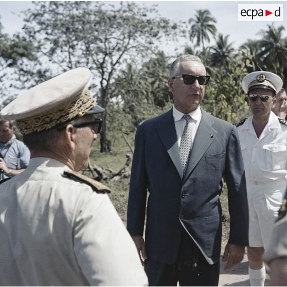 Portrait de Pierre Messmer, ministre des Armées, à Papeete. Au premier plan de dos, le gouverneur de Polynésie française Jean Sicurani.