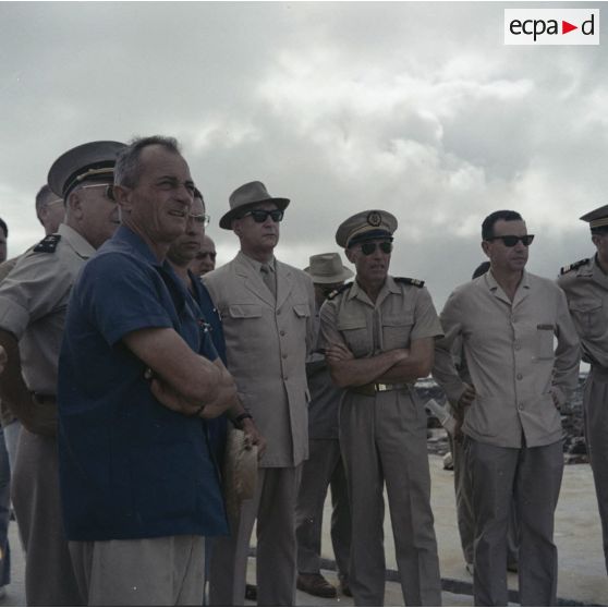 Pierre Messmer, ministre des Armées, aux côtés d'officiers et de responsables civils sur l'atoll de Moruroa.