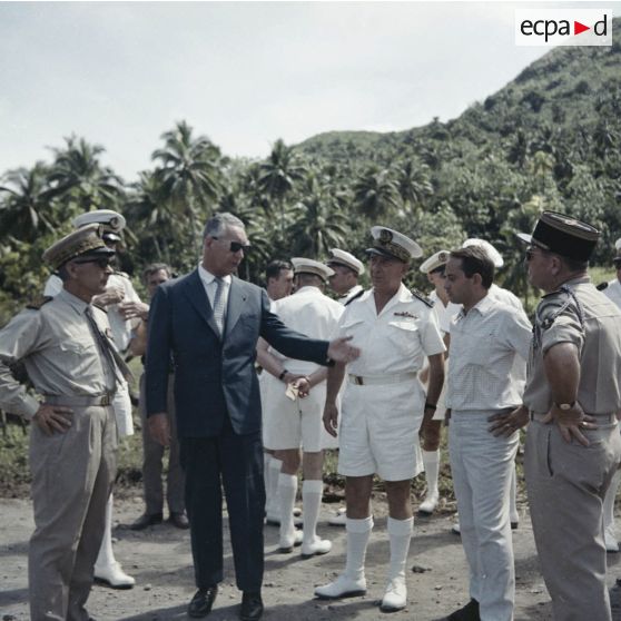 Pierre Messmer, ministre des Armées, aux côtés du gouverneur de Polynésie française Jean Sicurani, s'adresse aux membres de la délégation à Papeete.