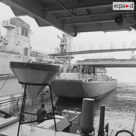 Enradiage sur le transport de chalands de débarquement (TCD) Ouragan d'un landing craft tank (LCT) ou barge de débarquement, transportant des camions ou autre matériel.