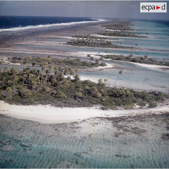 Vue aérienne de motus sur l'atoll de Moruroa.