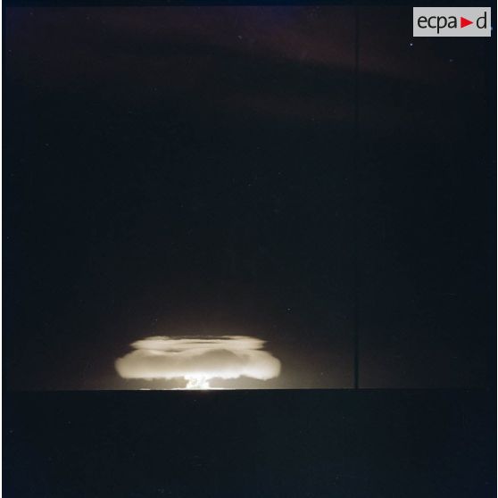 Nuage de l'explosion atomique du tir Aldébaran, premier essai aérien, réalisé sur la surface du lagon de Moruroa à partir d'une barge flottante le 2 juillet 1966.