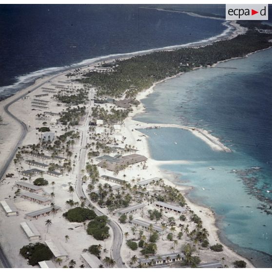 Vue aérienne de la zone de vie et de locaux de la base avancée d'Hao.