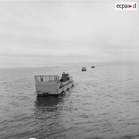 Approche de transports de matériels (CTM) vue du transport de chalands de débarquement (TCD) Ouragan dans le lagon de l'atoll de Moruroa.