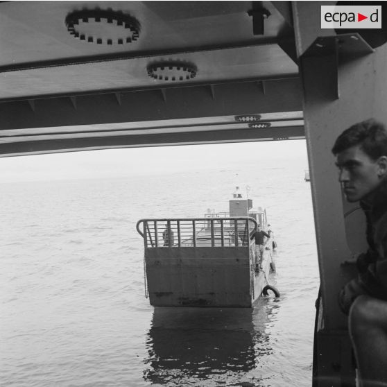 Un transport de matériels (CTM) se présente à l'entrée du radier du transport de chalands de débarquement (TCD) Ouragan dans le lagon de l'atoll de Moruroa.