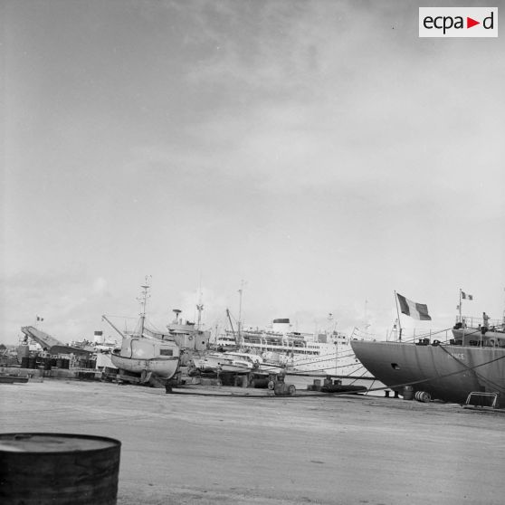 Sur le quai du port de Moruroa, le bâtiment de soutien santé (BSS) Rance (A618). Au fond la gabare Scorpion (A728) puis le bâtiment-base Maurienne (A637).