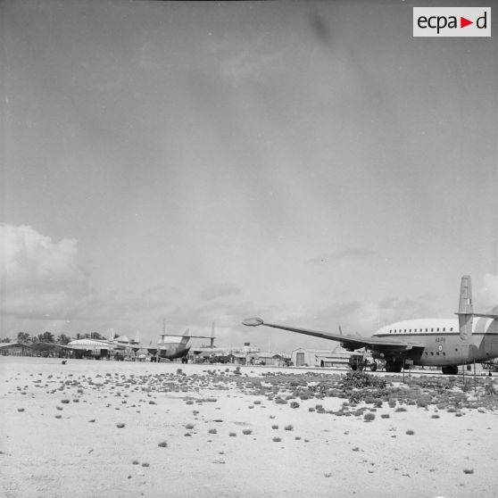 Trois avions Breguet Deux Ponts au parking de l'aérodrome de Moruroa.