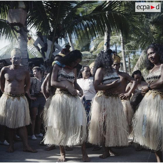 Préparation des danseurs et des danseuses polynésiens en tenue traditionnelle lors d'une fête à Hao.