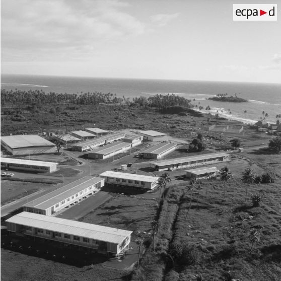 Vue aérienne du centre de contrôle des effets atomiques ou centre technique (CT) de Mahina (Tahiti).