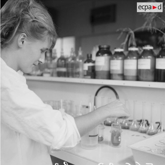 Portrait d'une laborantine étudiant les effets biologiques de l'atome au centre de contrôle biologique du centre technique (CT) de Mahina (Tahiti).