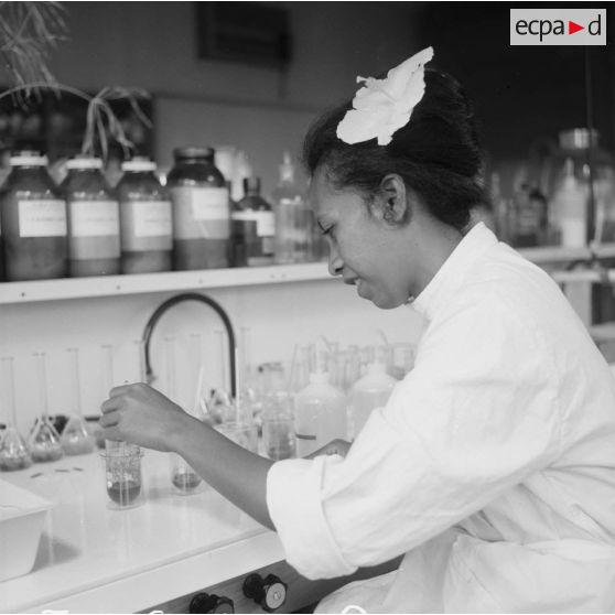 Portrait d'une laborantine étudiant les effets biologiques de l'atome au centre de contrôle biologique du centre technique (CT) de Mahina (Tahiti).