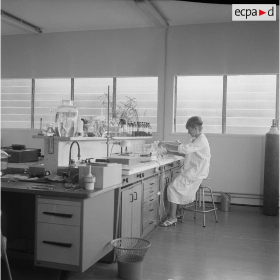 Portrait d'une laborantine étudiant les effets biologiques de l'atome au centre de contrôle biologique du centre technique (CT) de Mahina (Tahiti).