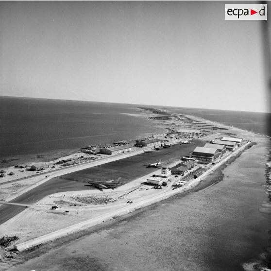 Vue panoramique du parking et de la piste de l'aéroport d'Hao.