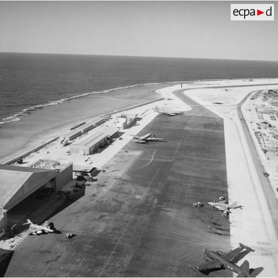 Vue panoramique du parking et de la piste de l'aéroport d'Hao.