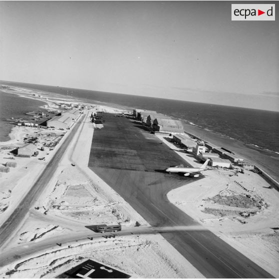 Vue panoramique du parking et de la piste de l'aéroport d'Hao.