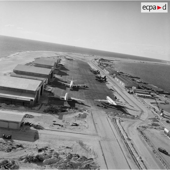 Vue panoramique du parking et de la piste de l'aéroport d'Hao.