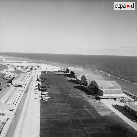 Vue panoramique du parking et de la piste de l'aéroport d'Hao.