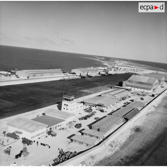 Vue panoramique du parking et de la piste de l'aéroport d'Hao.