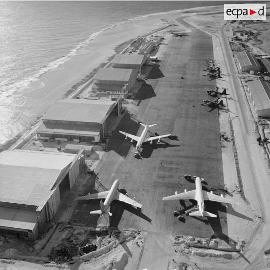 Vue panoramique du parking et de la piste de l'aéroport d'Hao.