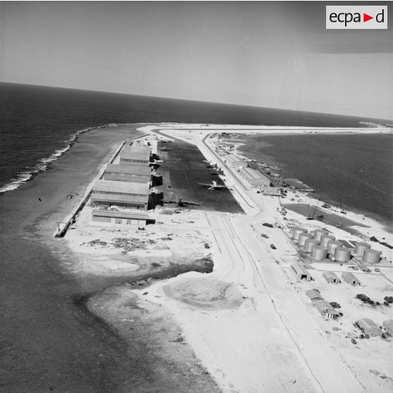 Vue panoramique du parking et de la piste de l'aéroport d'Hao.