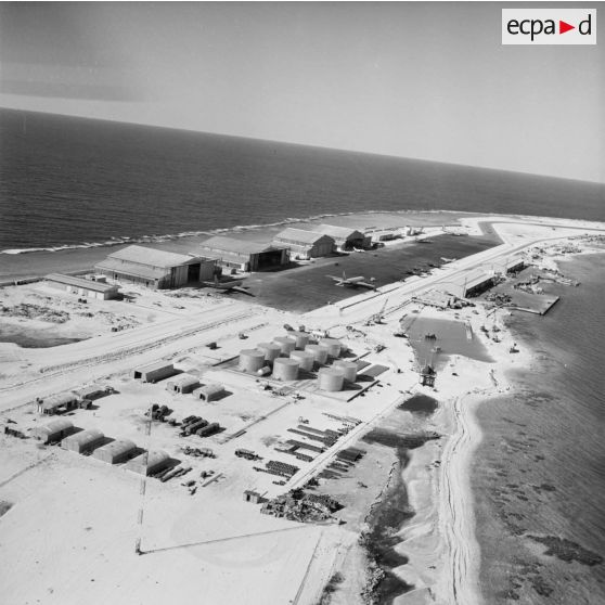 Vue panoramique du parking et de la piste de l'aéroport d'Hao.