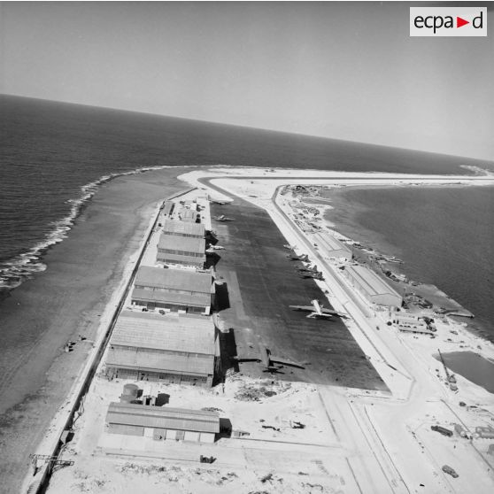 Vue panoramique du parking et de la piste de l'aéroport d'Hao.