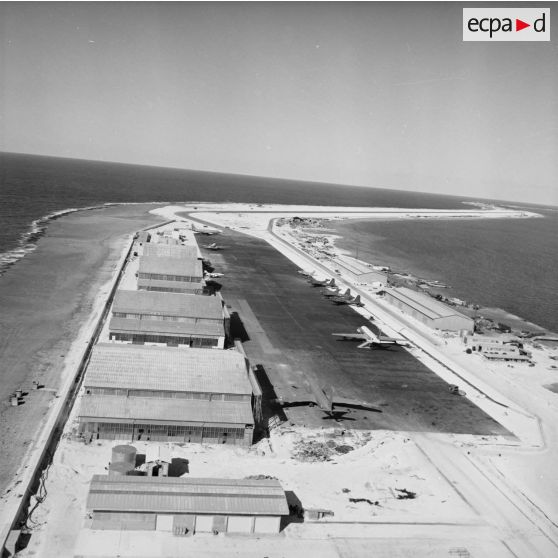 Vue panoramique du parking et de la piste de l'aéroport d'Hao.